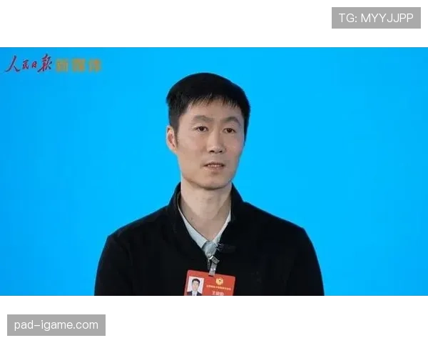 王励勤练球楼下普通摊贩数钱的样子,谁能想到是国家队大明星? 王励勤练球楼下普通摊贩数钱的样子,谁能想到是国家队大明星?