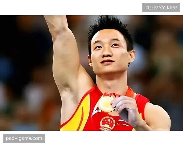 杨威退役后这身材管理也太狠了，体操老将私下还天天吊环练着？